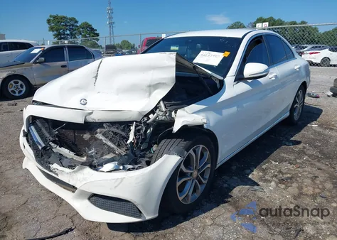 2015 Mercedes-Benz C 300 Luxury/Sport z USA, uszkodzony, nr VIN 55SWF4JBXFU045651